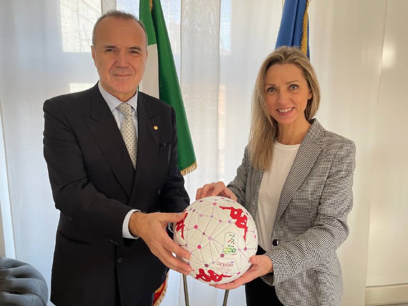 Il Presidente Balata consegna alla sottosegretaria allo Sport Vezzali il pallone contro la violenza alle donne.